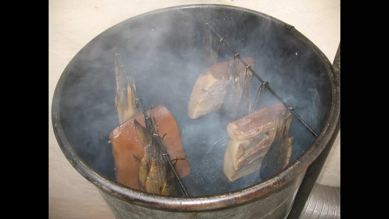 Как сделать коптильню для копчения мяса. Коптилка холодного копчения из бочки. коптильня холодного копчения из бойлера 80 литров. коптильня для рыбы холодного копчения. коптилка горячего копчения.