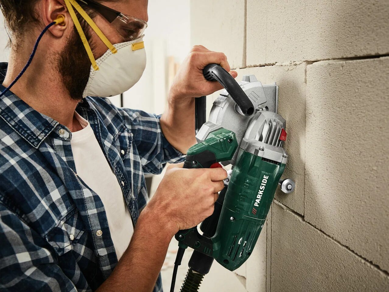 Как работает штроборез видео. Штробить стены. Штроборез с пылесосом bosch. Штроборез bosch gnf 65 a. Штробление бетонных стен.