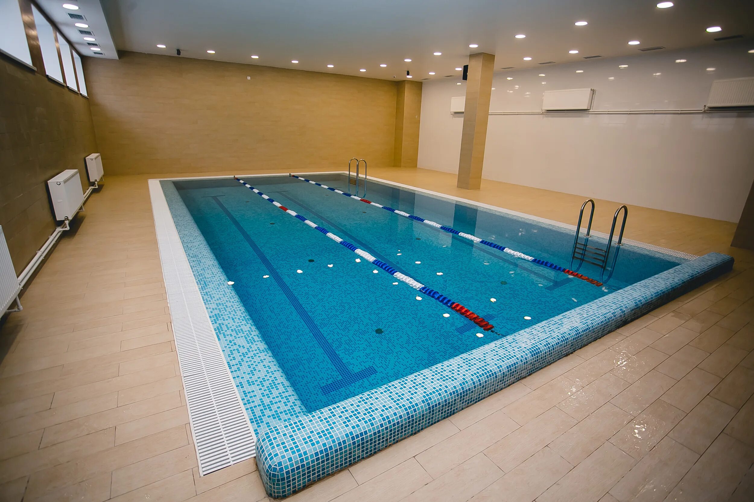 спортивный зал с тренажерами и бассейном. бассейн в москве ворлд класс город столиц. спортзал с бассейном. ленина 25 электросталь. фитнес клубы с бассейном рядом со мной.