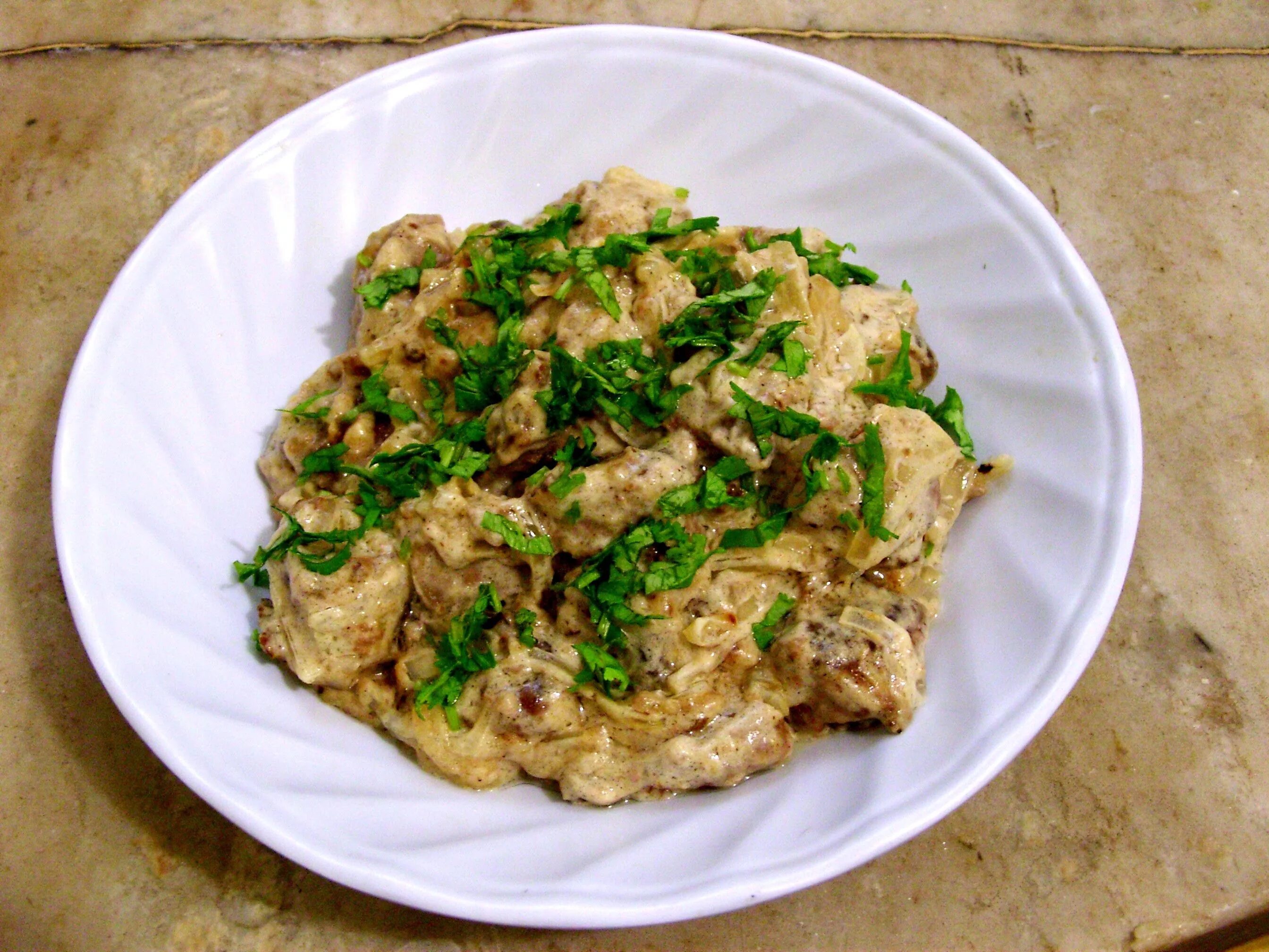 Печень тушеная в сметане. Печень куриная в сметанном соусе. Печень куриная в сметане с луком. Как готовить куриную печень со сметаной. Куриная печенка в сметане.