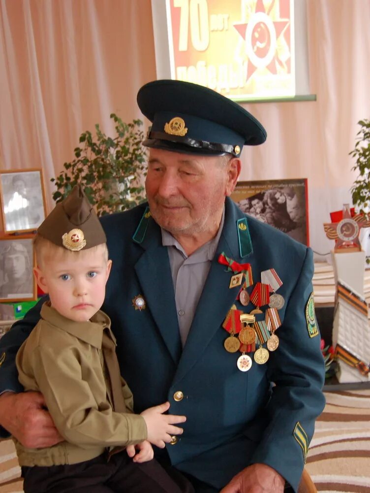 Песня военная про дедушку. Дед ветеран и внук. Дедушка ветеран с внуком. Ветеран в военной форме. Дети и ветераны войны.