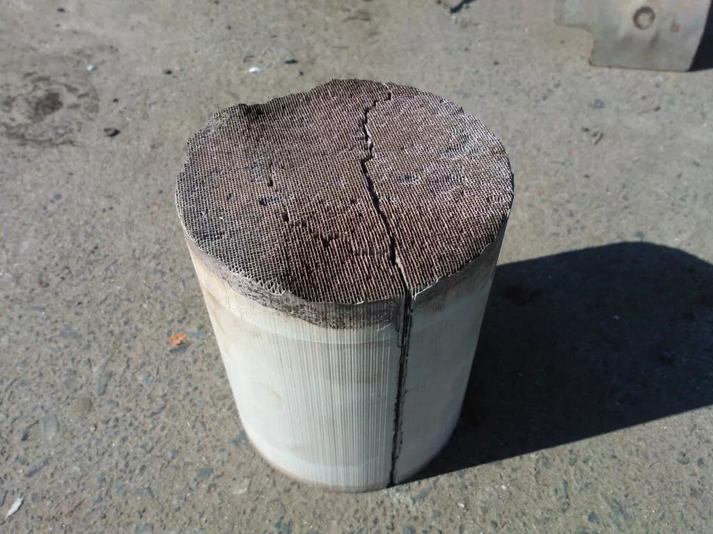 Катализатор автомобильный. Катализатор в автомобиле. Дожигатель выхлопных газов. Катализатор автомобильный. Катализатор.