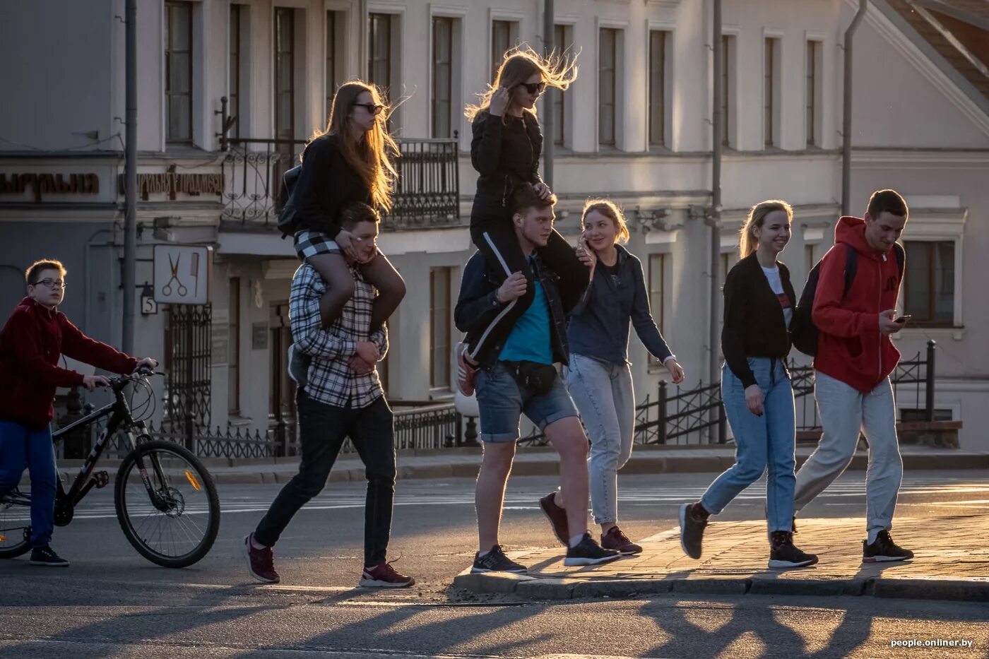 Урок будет на улице. Люди на улице. Люди на улице города. Люди в городе. Городской человек.