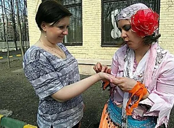 Обманули цыганки. Гадалка на улице. цыганка гадает на улице. цыганки на улице. цыганская гадалка.