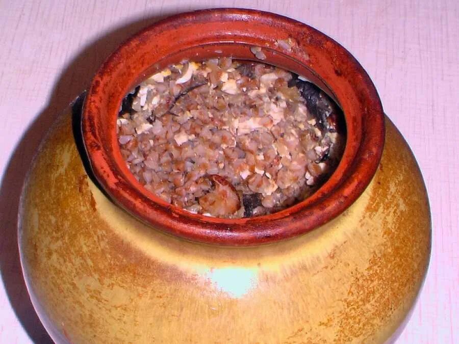 Каша приготовленная в горшочках. Каша в горшочках в духовке. Каша дружба в горшочке. Пшенная каша в горшочке с корочкой. Каша перловая с овощами.