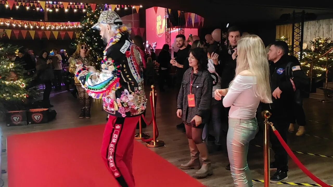 Киркоров танцует видео. Киркоров крест на концерте. Киркоров балет. Танцующий киркоров. Киркоров танец.