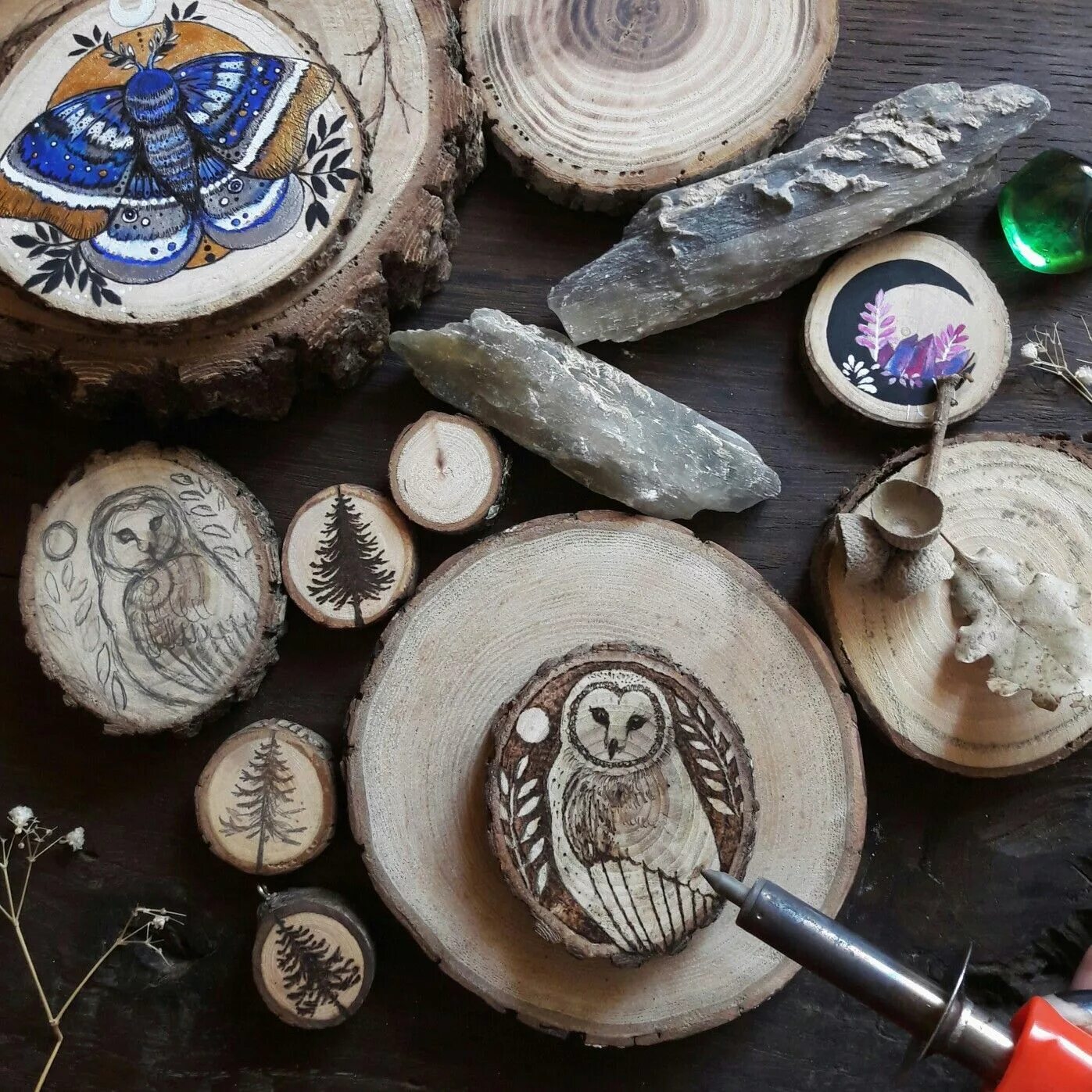 пирография на срезе дерева. пирография на спилах дерева. выжигание на спилах дерева. изделия с выжиганием по дереву. выжигание по спилу дерева.