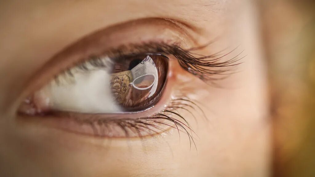 как убрать блестки из глаз. блеск в глазах. женские глаза. блеск в глазах. глаза блестят.