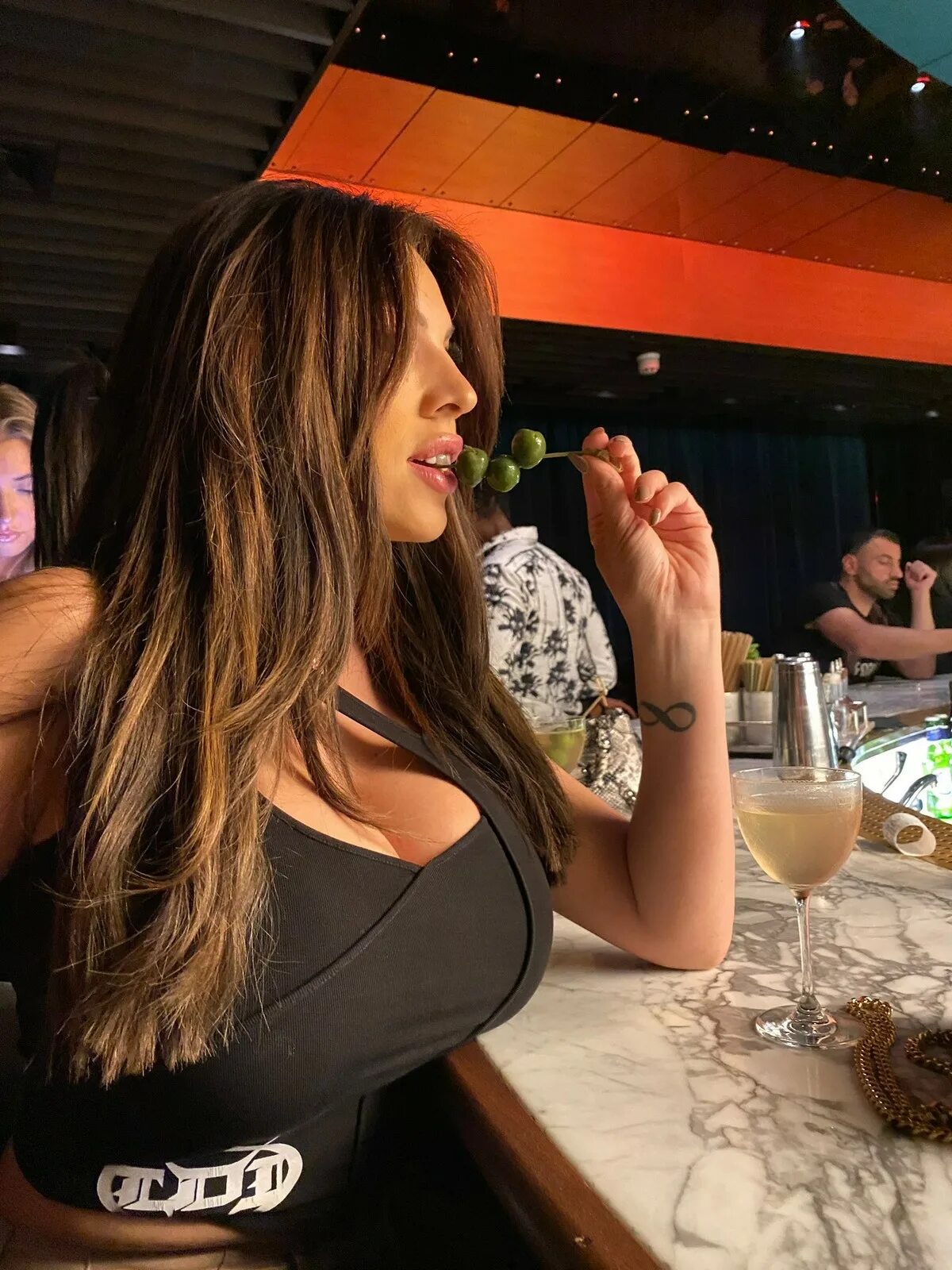 Бабы вечера. Вечерняя фотосессия в городе. Девушка вечером. Бабы вечера. Бабы вечера.