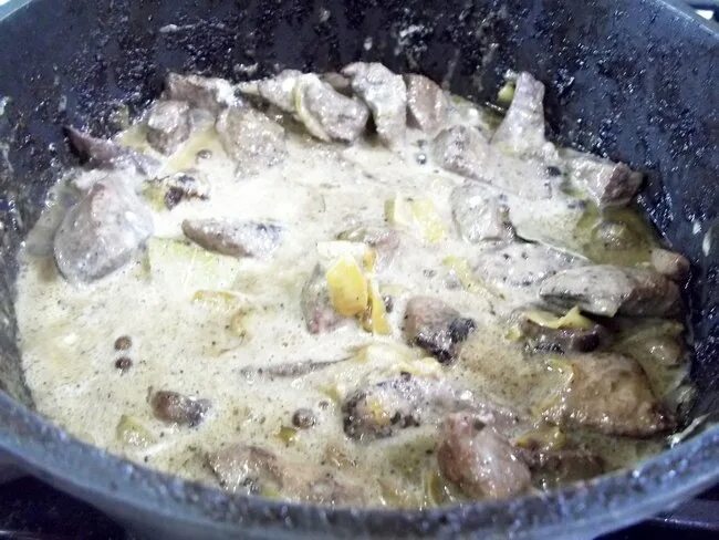 Как приготовить бефстроганов из печени со сметаной. Бефстроганов из печени со сметаной. Печень бефстроганов. Бефстроганов из печени со сметаной. Бифстроганы из печени со сметаной.