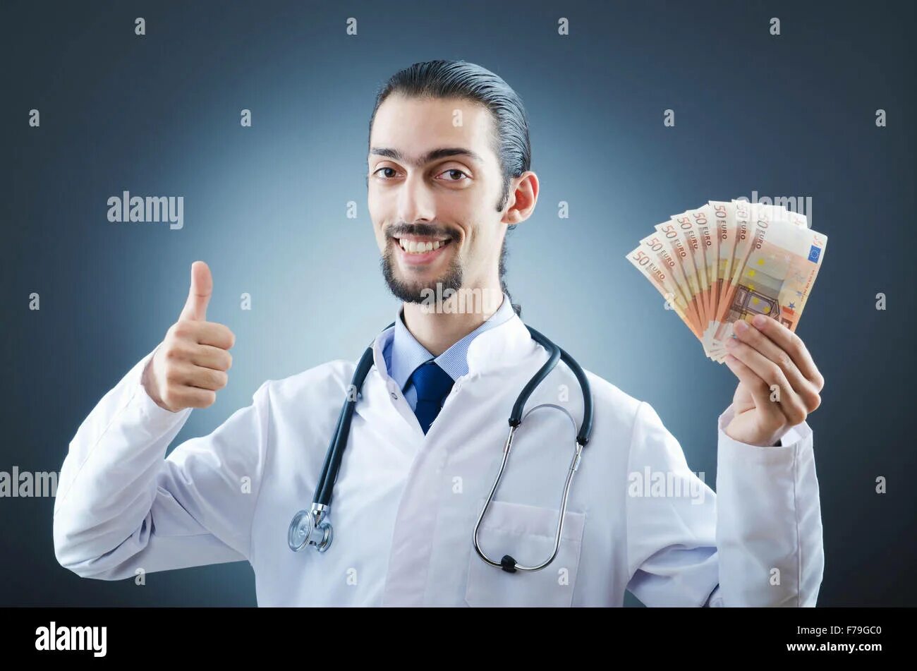 Доктор деньги. Богатый врач. Радостный доктор. Врач с деньгами.