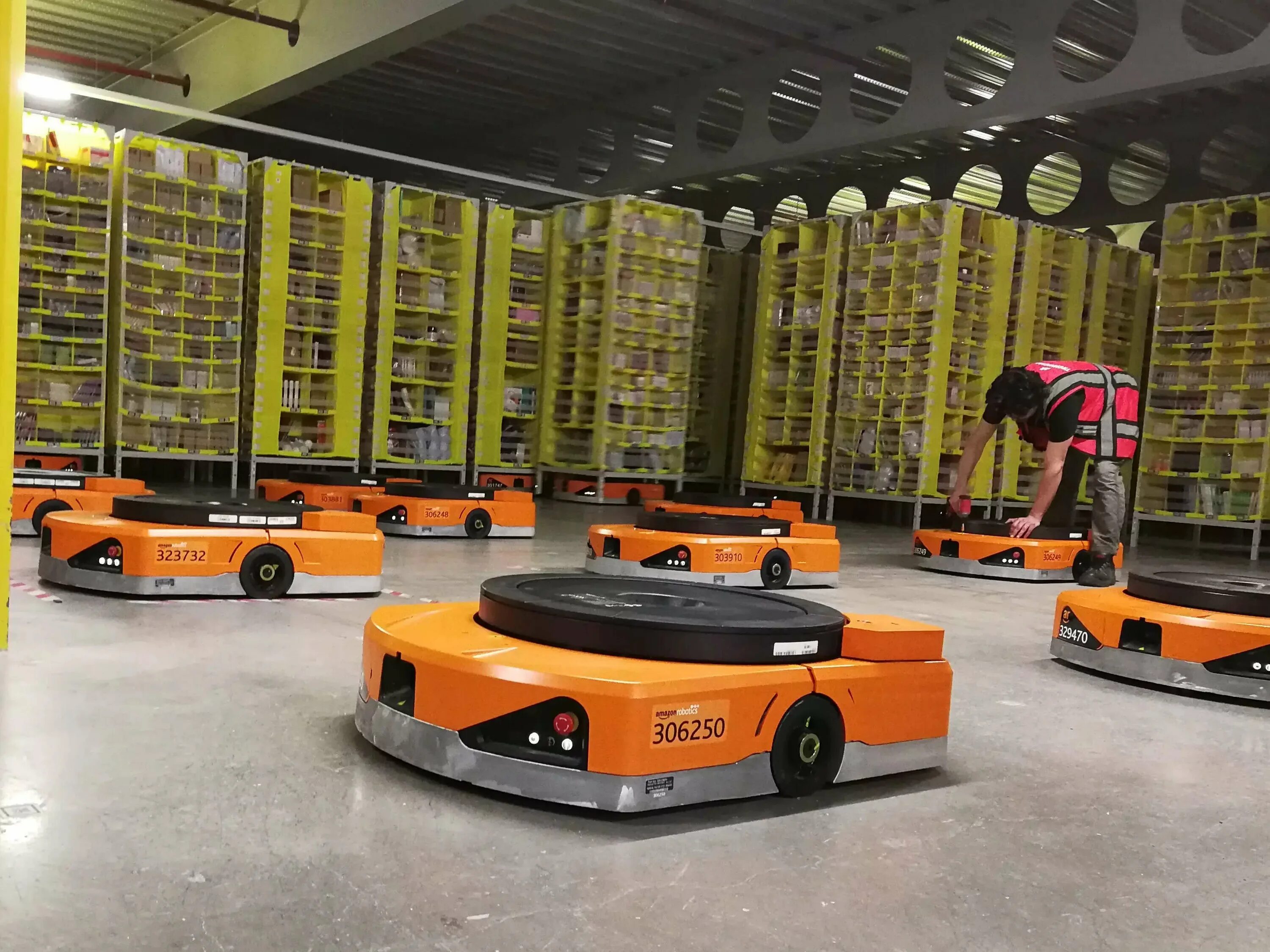 Роботы амазон. Амазон роботикс. склад амазон роботы. роботы kiva amazon. складской робот амазон.