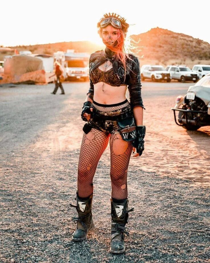 Сумасшедшая девушка. Mad max обои. Девушки мад. Милитари тактикал герлз. Mad girl.