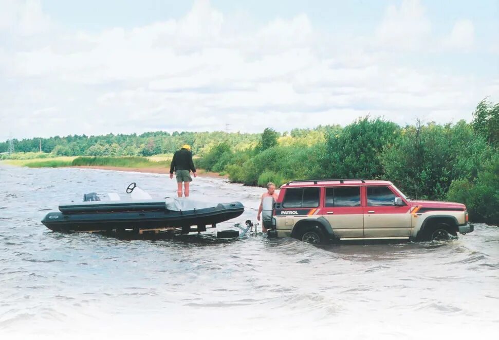 Спуск лодки с прицепа на воду. Приспособление для спуска лодки на воду. Слип для лодки. Слип для спуска лодки на воду.