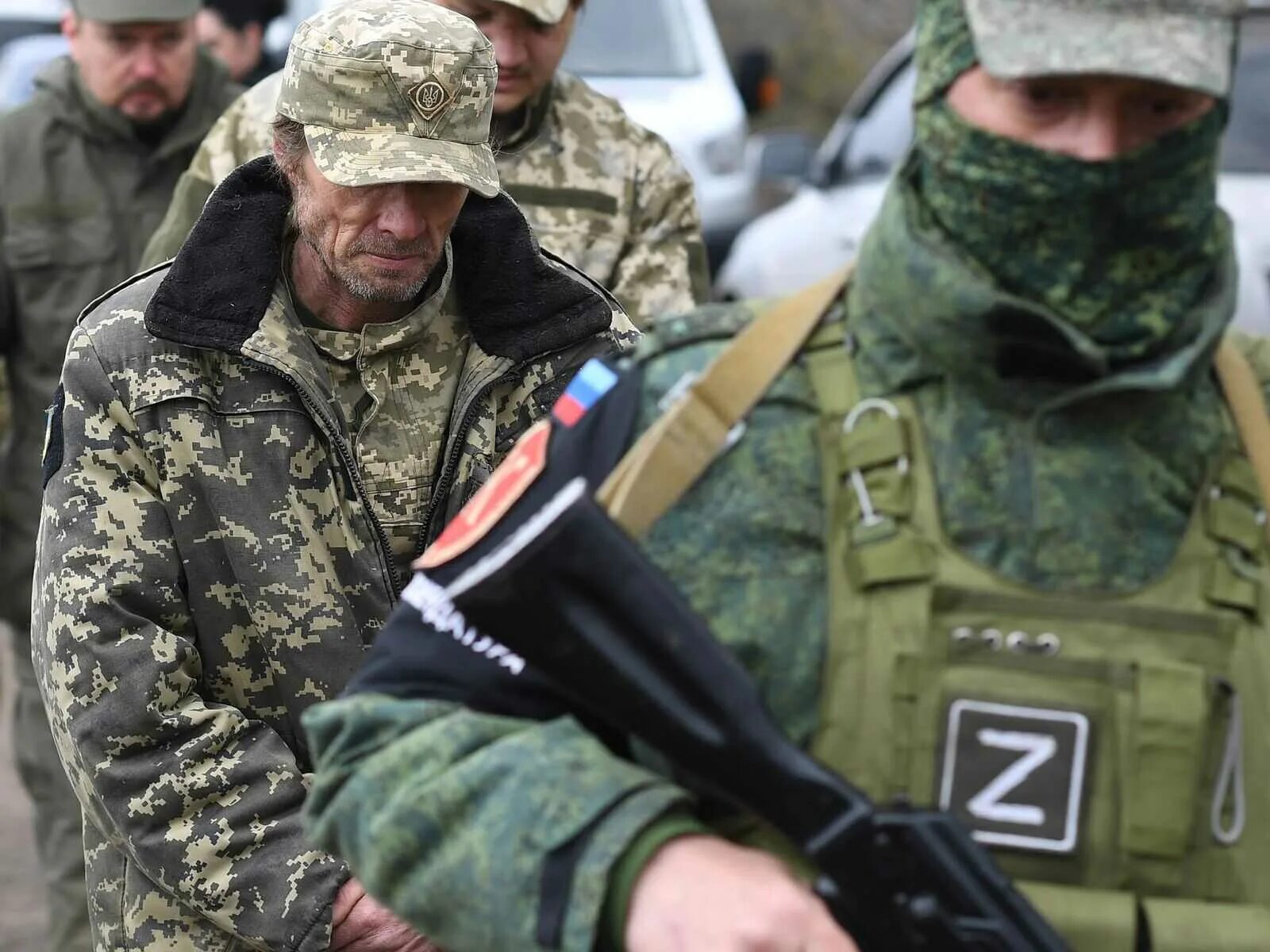Украинские военнопленные на донбассе 2022. Русский и украинский пленный. Русский и украинский пленный. Русский и украинский пленный. Русский и украинский пленный.