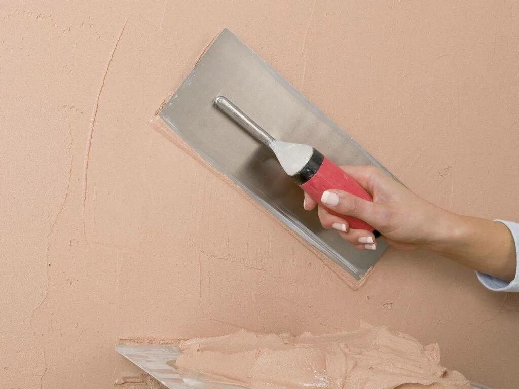 На шпаклевку можно наносить штукатурку. Шпатлёвка для стен. Окрашивание стен. Шпаклёвка стен стен. Шпатлевание стен.