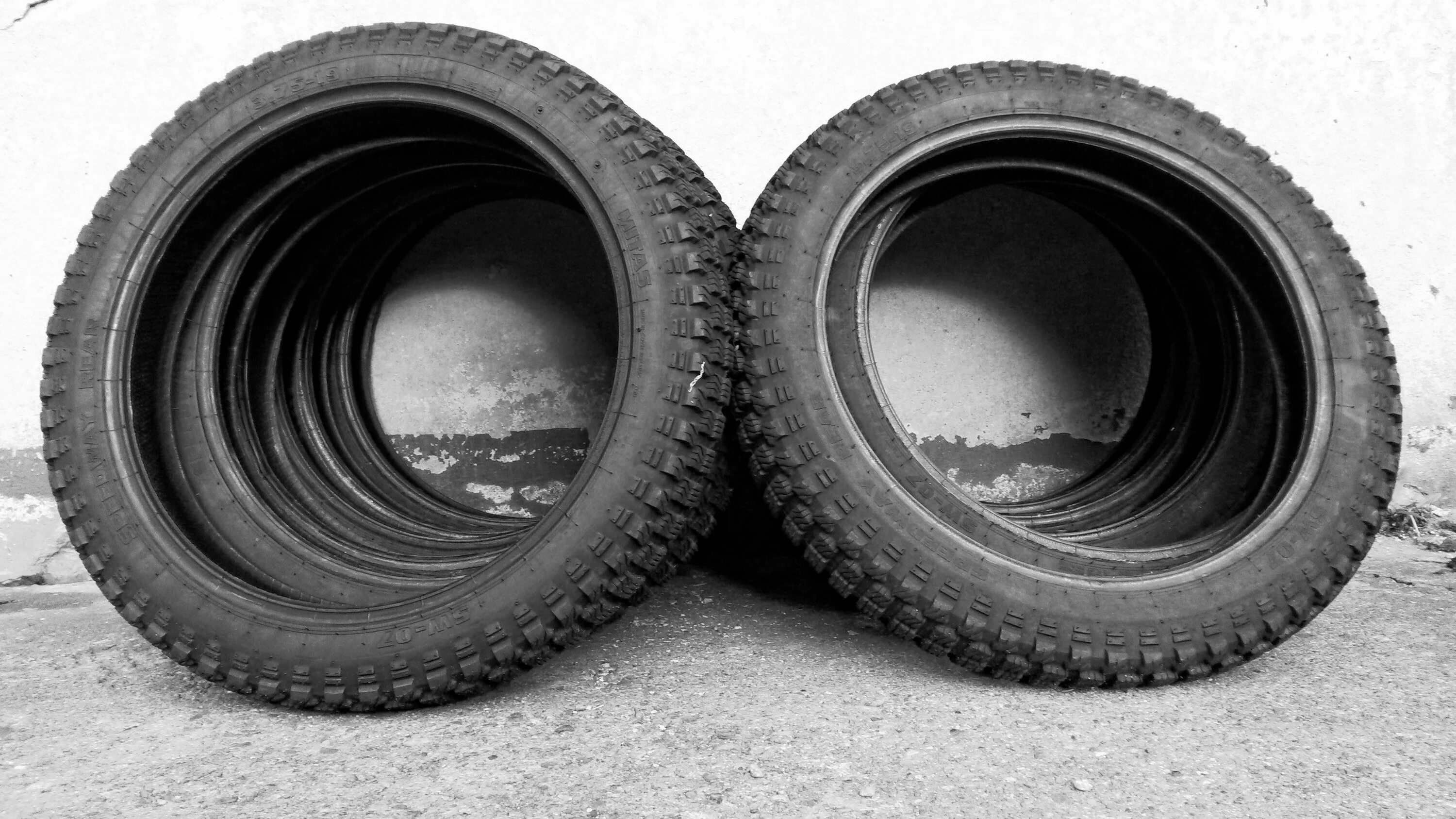 Резина черно белая. 235/75 r15. Черные шины. Старая резина. Старые покрышки.