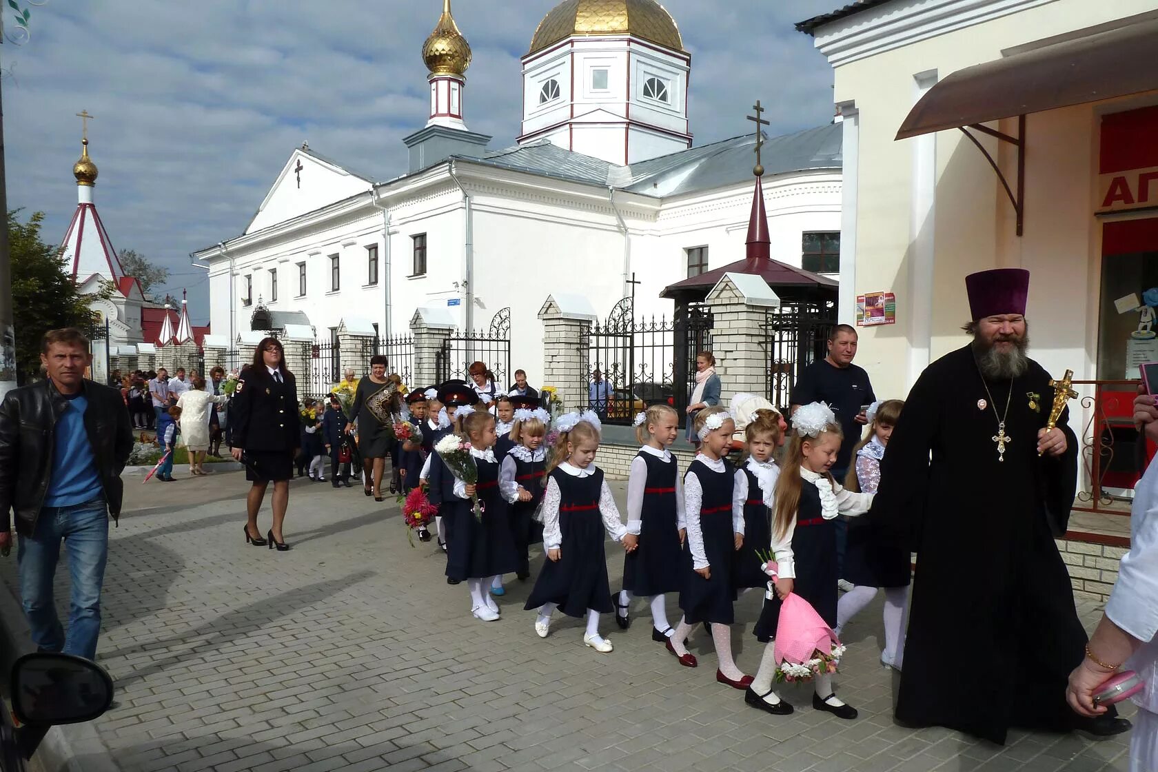 Церкви кирова адреса. Церковь пантелеимона целителя. Церковь екатерины великомученицы, киров. Церковь федоровской иконы божьей матери киров. Храм великомученика и целителя пантелеимона киров.
