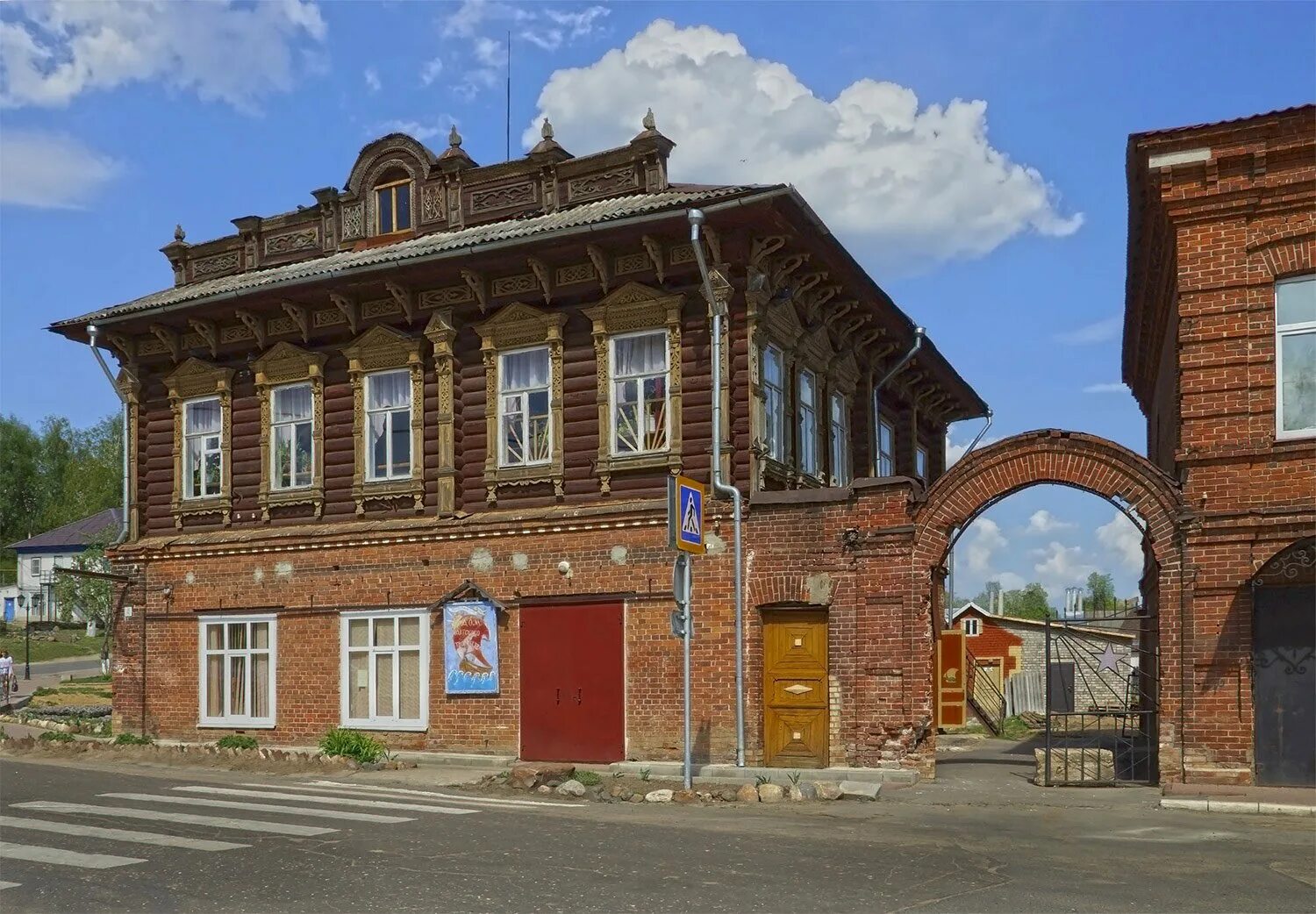 Старинная купеческая. Городское поселение Мышкин. Купеческий дом XIX века Ярославская область. Дом купца Столбова Мышкин. Купеческий дом Ярославская область.