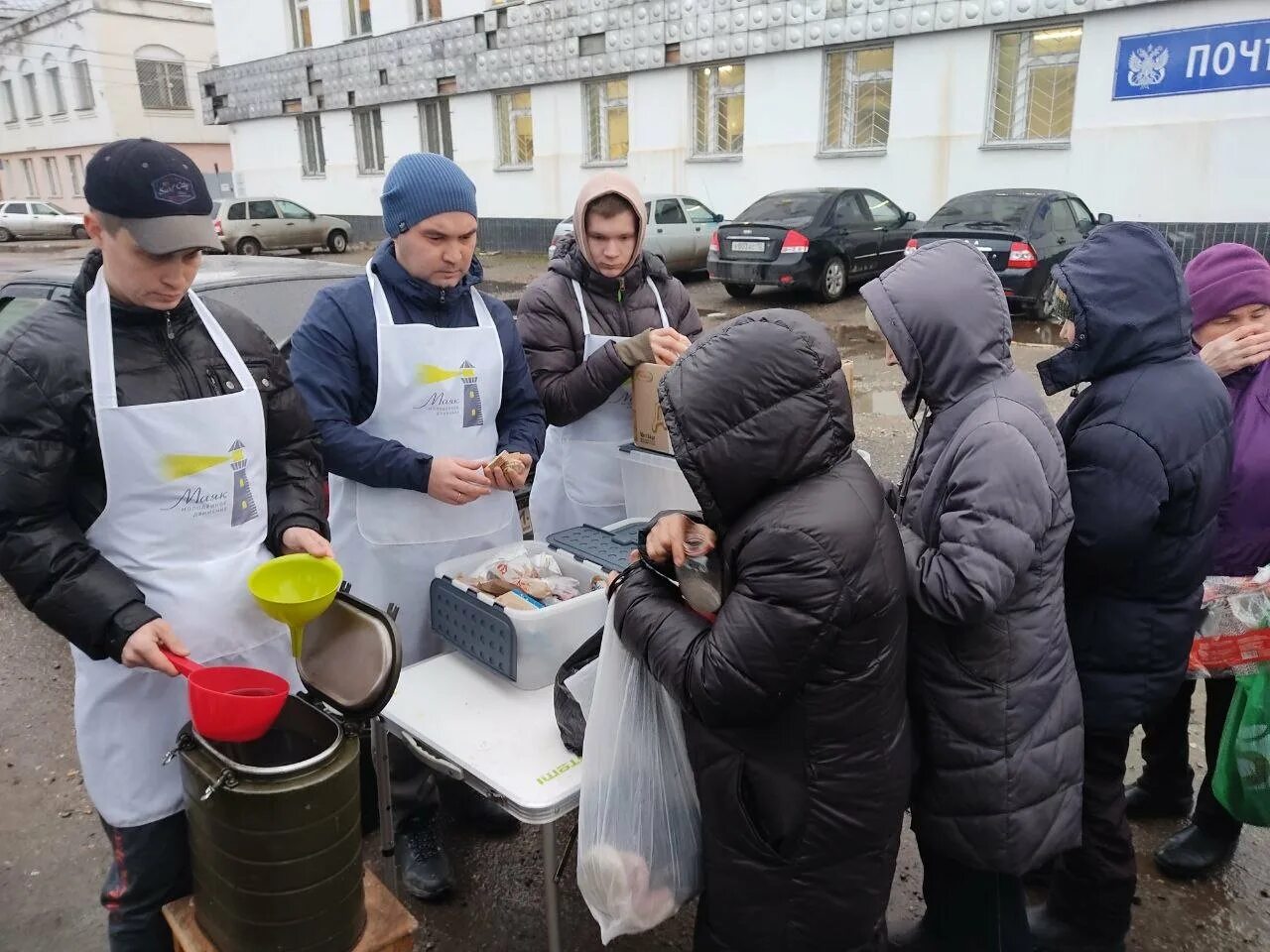 Только что пообедал на вокзале. Акция для бездомных людей. Маяк в Йошкар-Оле питание бездомных. Фотография помощи бездомным людям толпа. Люди добрые.