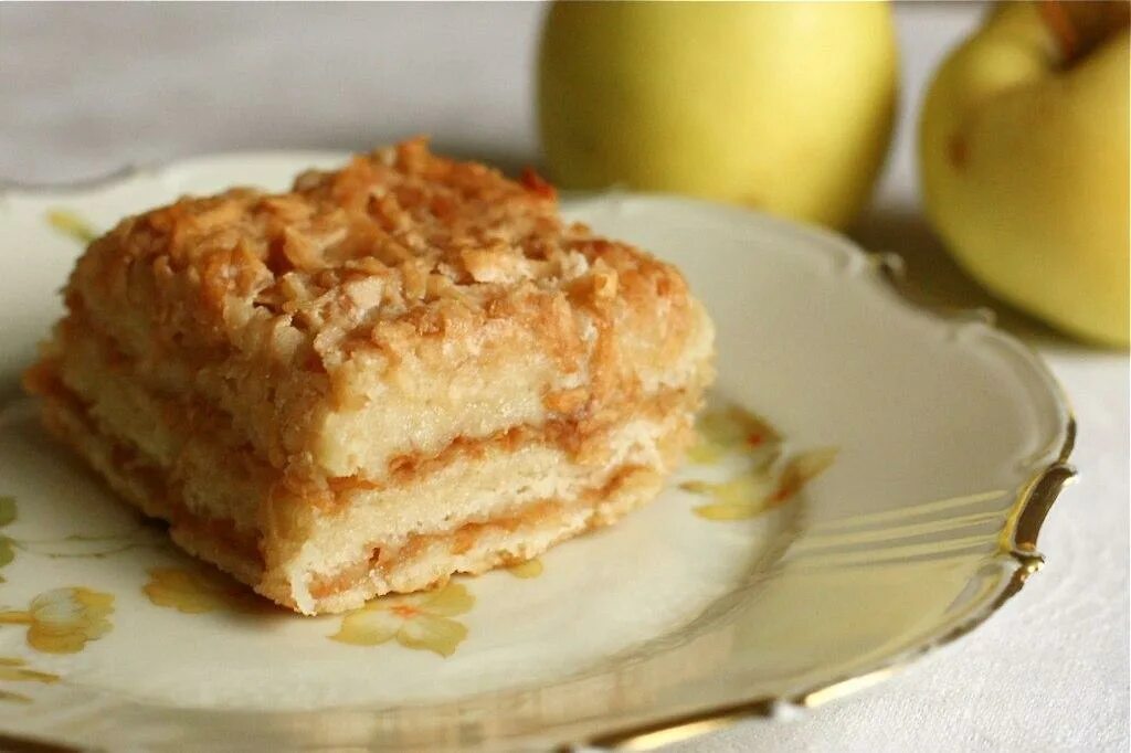 Рецепты яблочного пирога с манкой. Шарлотка с манкой и яблоками. Шарлотка с манкой. Яблочный пирог сухой насыпной с манкой. Манный пирог на кефире с яблоками.