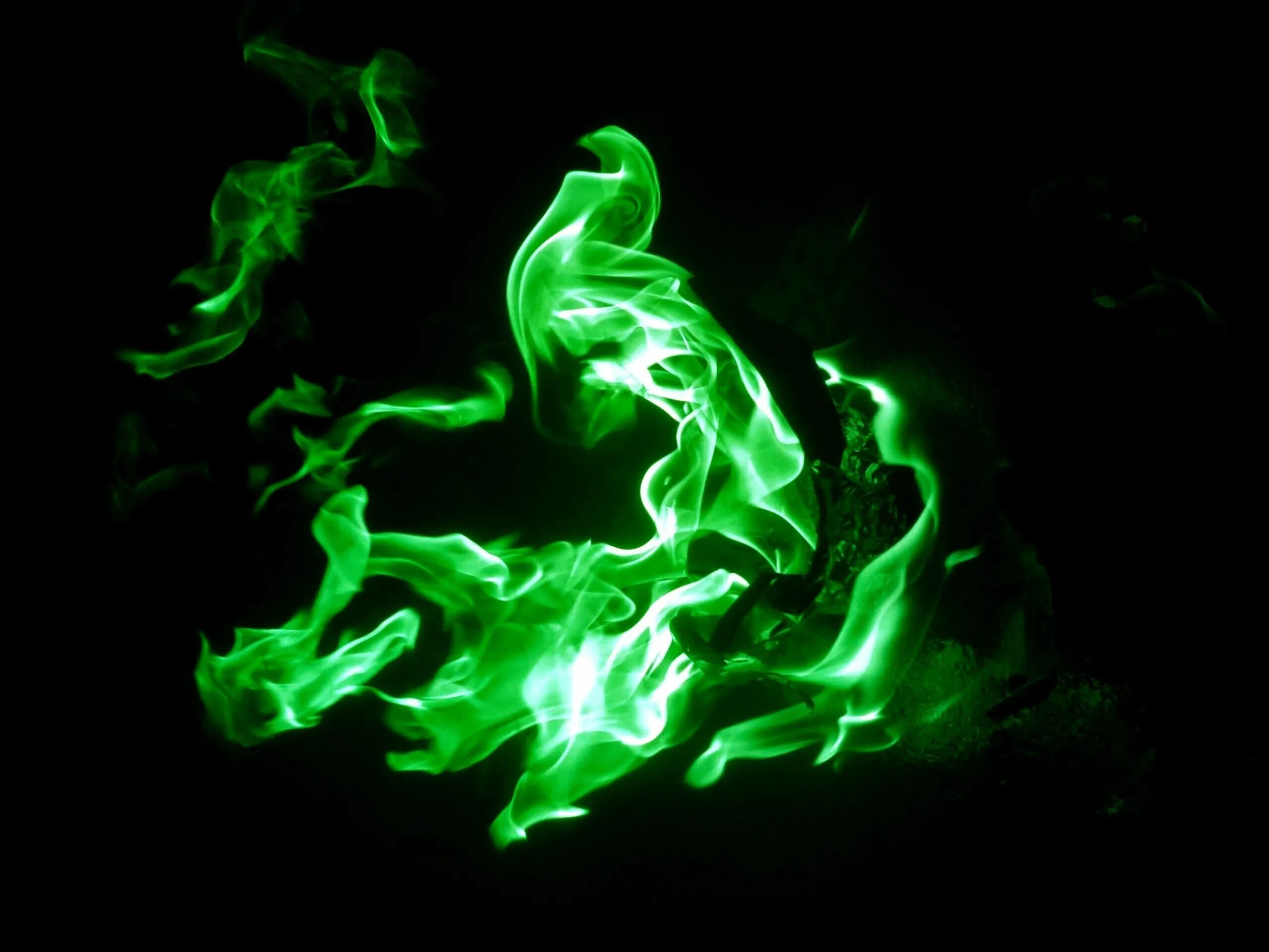 Газ зеленого цвета. Зеленый огонь. Зеленое пламя. Зеленый дым. Зелёный огонь на чёрном фоне.