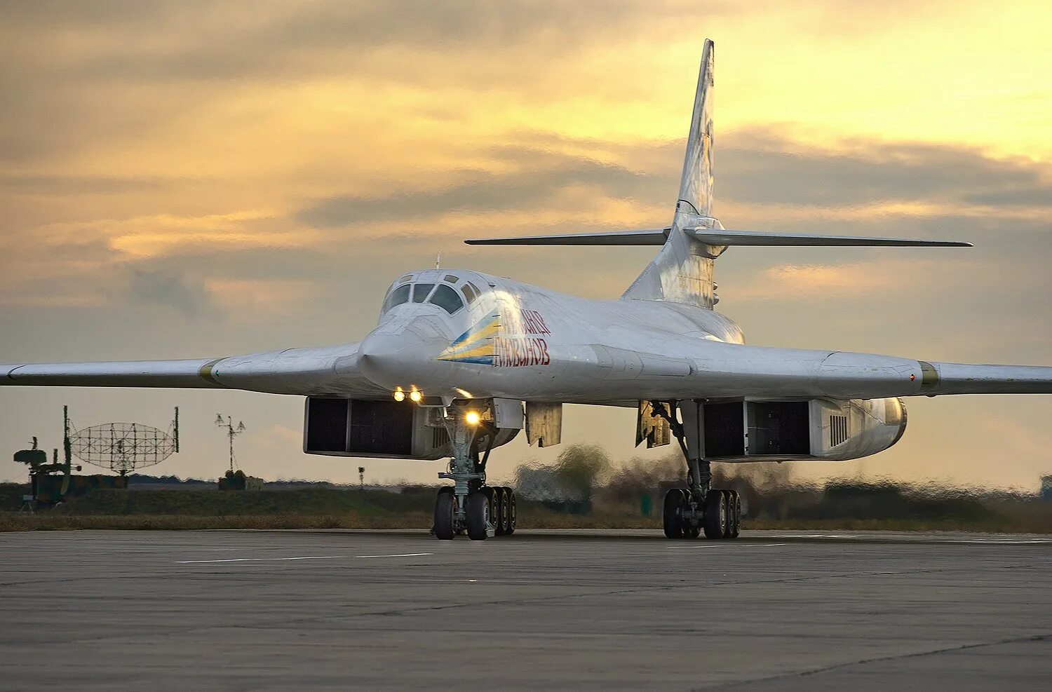 Ту 160м сколько. Ту-160 белый лебедь. Стратегический ракетоносец ту-160 белый лебедь. Ту-160м. Туполев ту 160.