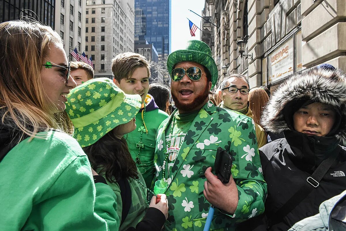 Женский день в сша. St.Patrick 's Day США. St Patrick's Day Parade. Парад Святого Патрика в Нью Йорке. Св. Патрика в Канаде.