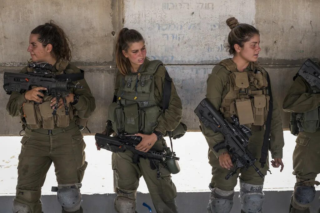 Американцы в израиле. Нешер Израиль спецназ. Israeli Army women батальон Каракаль. Нешер Израиль спецназ девушки. Каракаль женский спецназ Израиля.