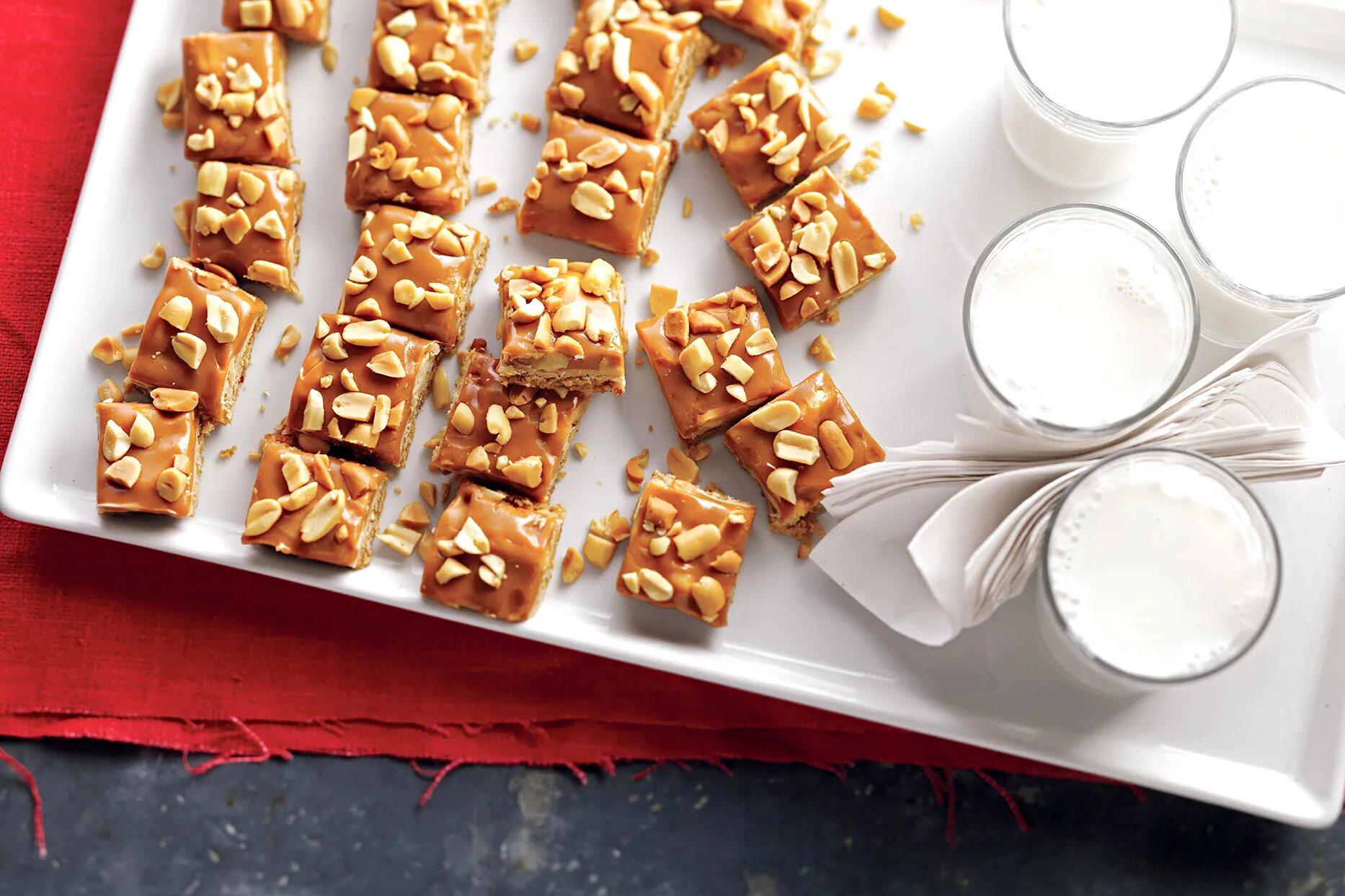 выпечка с арахисом. десерт из арахиса. соленая карамель в баночке. чизкейк сникерс чизберри. шоколад с соленой карамелью.