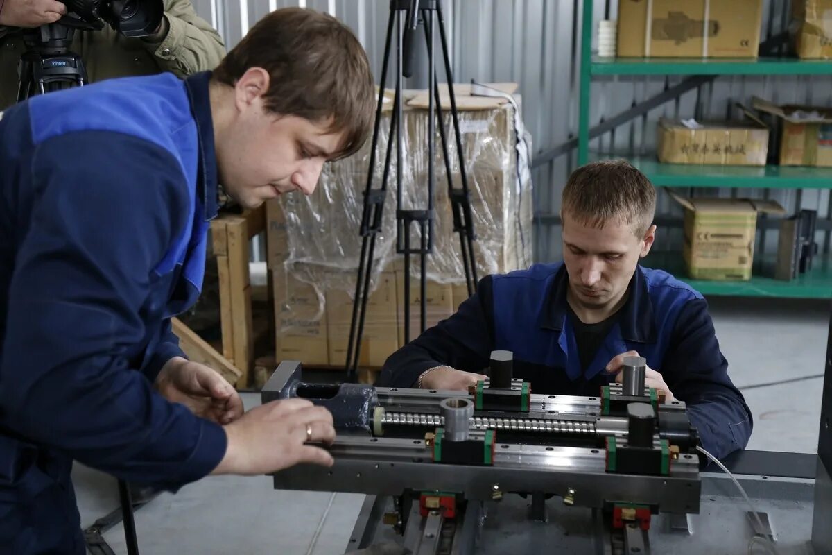 С первого станка на сборку поступает. ОАО НПО Курганприбор. Станки для производства. Слесарь НПО. Завод сборка станков.