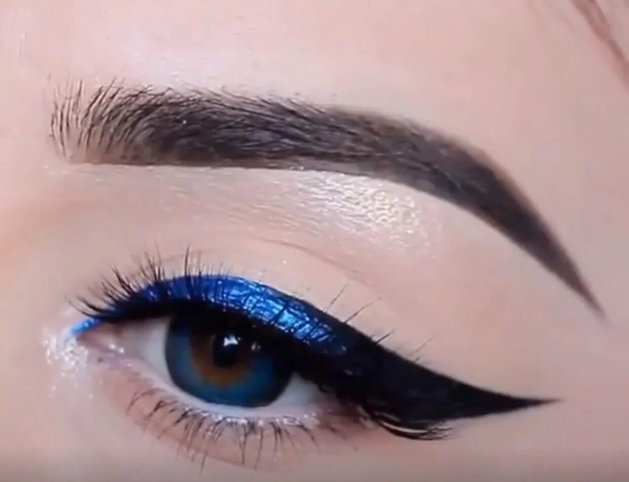 Color eyeliner. Айлайнер стрелки. Красивые стрелки на глазах. Макияж с подводкой для глаз. Синяя подводка для глаз макияж.