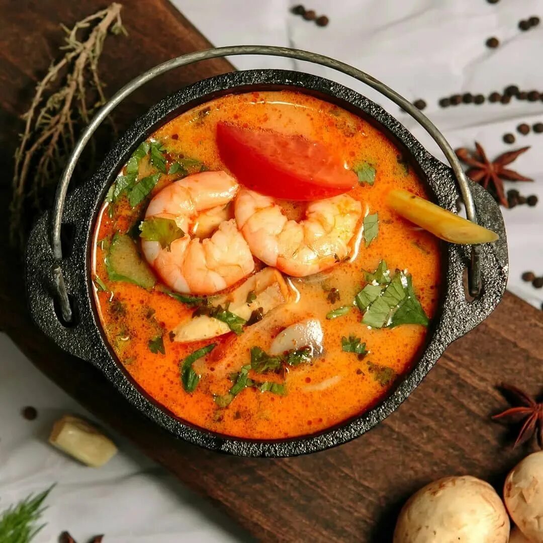 Тайский суп том ям с креветками. Рамен том ям. Суп "том ям" Tom Yam Soup. Том ям текст