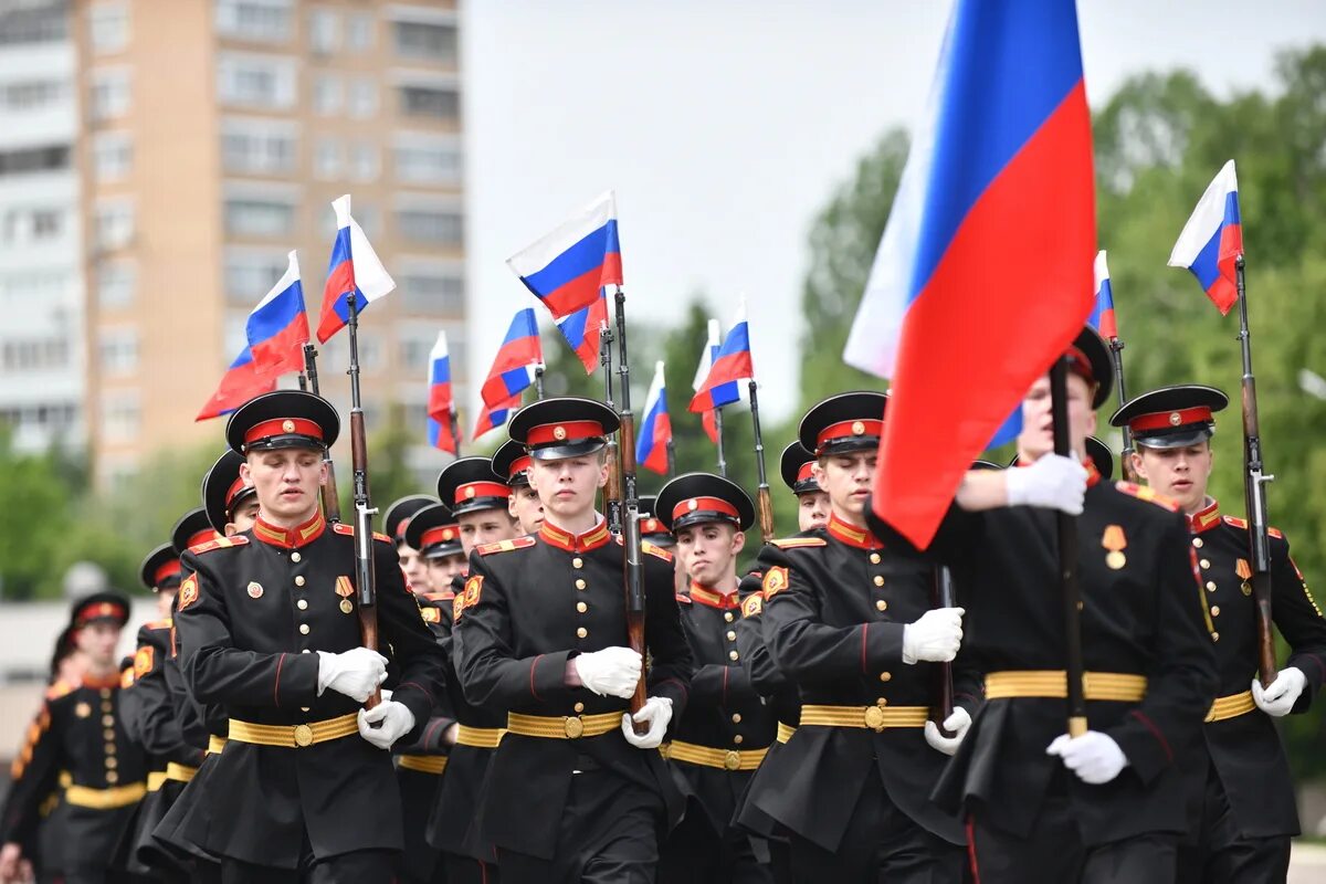 День московского суворовского училища. Московское суворовское военное. Форма суворовцев. Московское суворовское военное училище. Торжественные мероприятия военных.