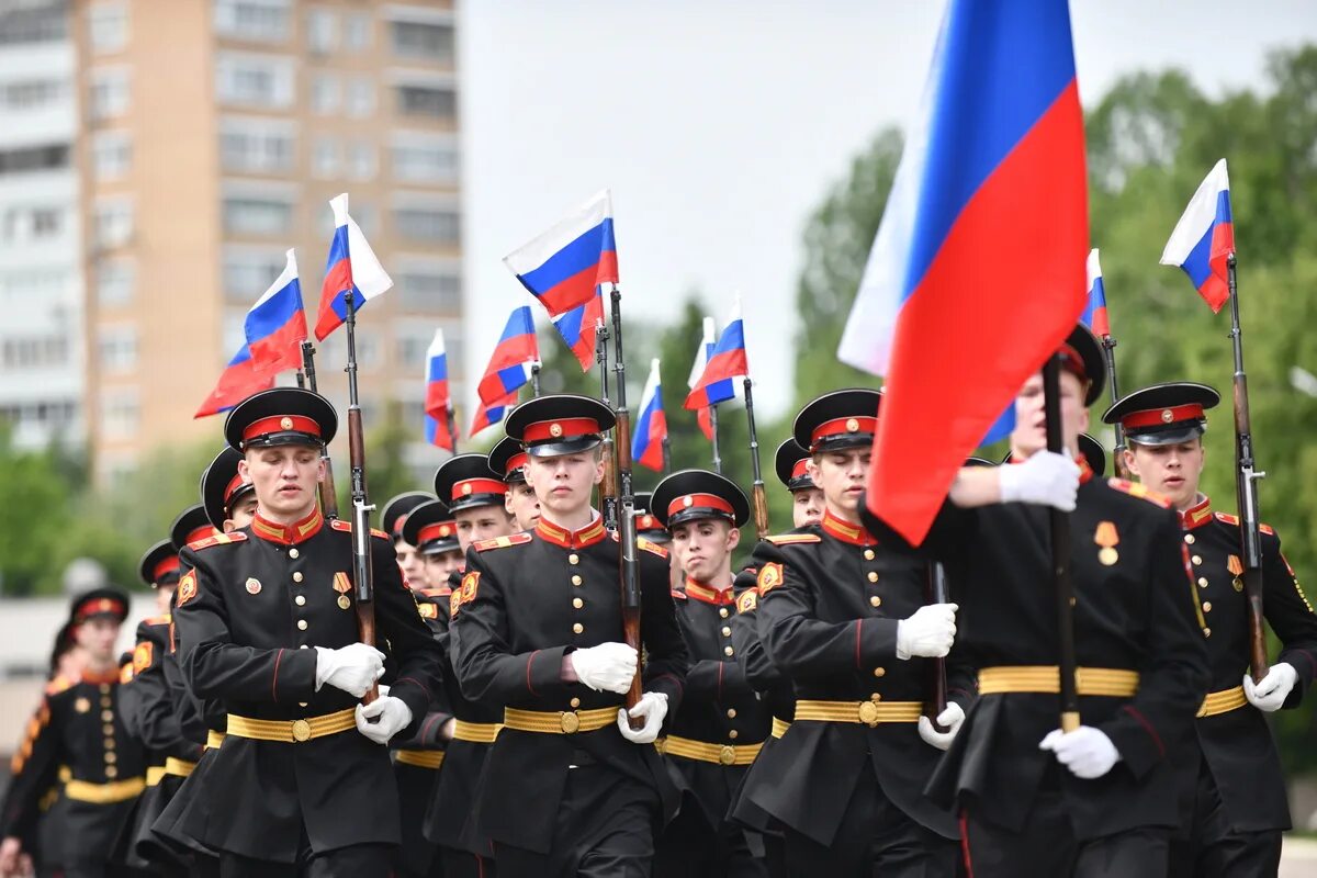 Сву рф. Московское Суворовское военное училище. Суворовское военное училище в Москве парад. Московского Суворовского военного училища выпускники. Военный колледж сухопутных войск Россия.