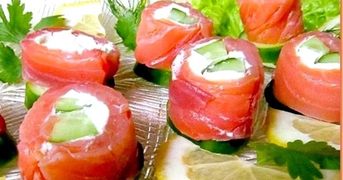 роллы из огурца с творожным сыром. огурец с красной рыбой и творожным сыром. тарталетки творожный сыр и красная рыба огурец. закуска огурец с творожным сыром и семгой. рулетики из огурца.