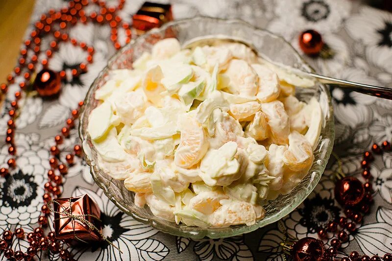 Салат с мандаринами на новый год. Салат новогодний с мандаринами. салат с креветками и мандаринами. оливье и мандарины. салат с карамелизированными мандаринами.
