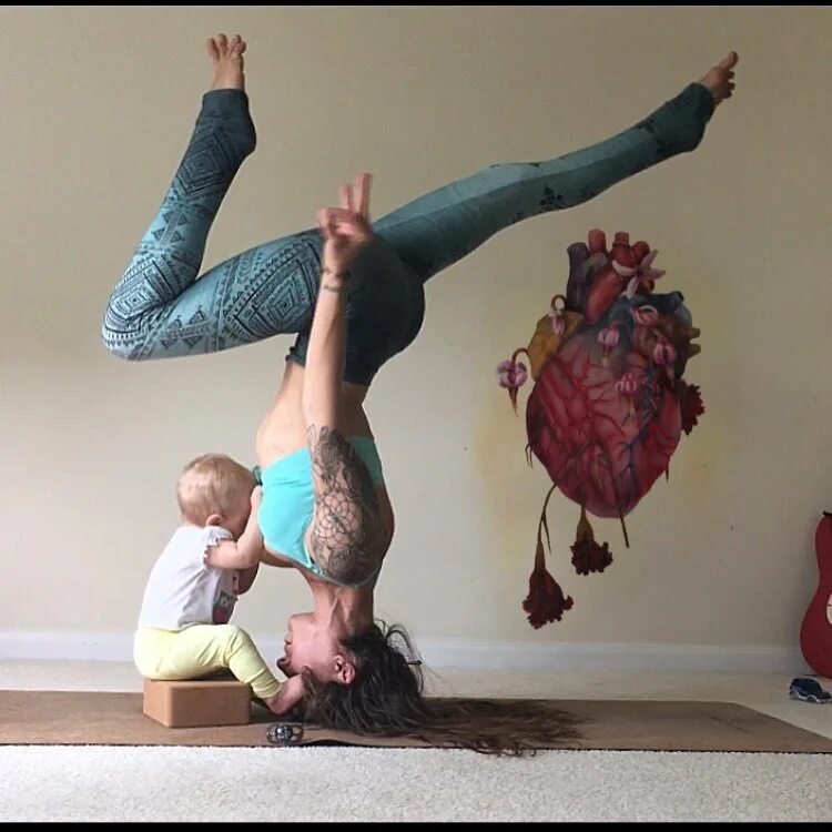 Мама снизу. Мама йога. Йога мама и ребенок. Необычная йога. Необычные позы для фотосессии.