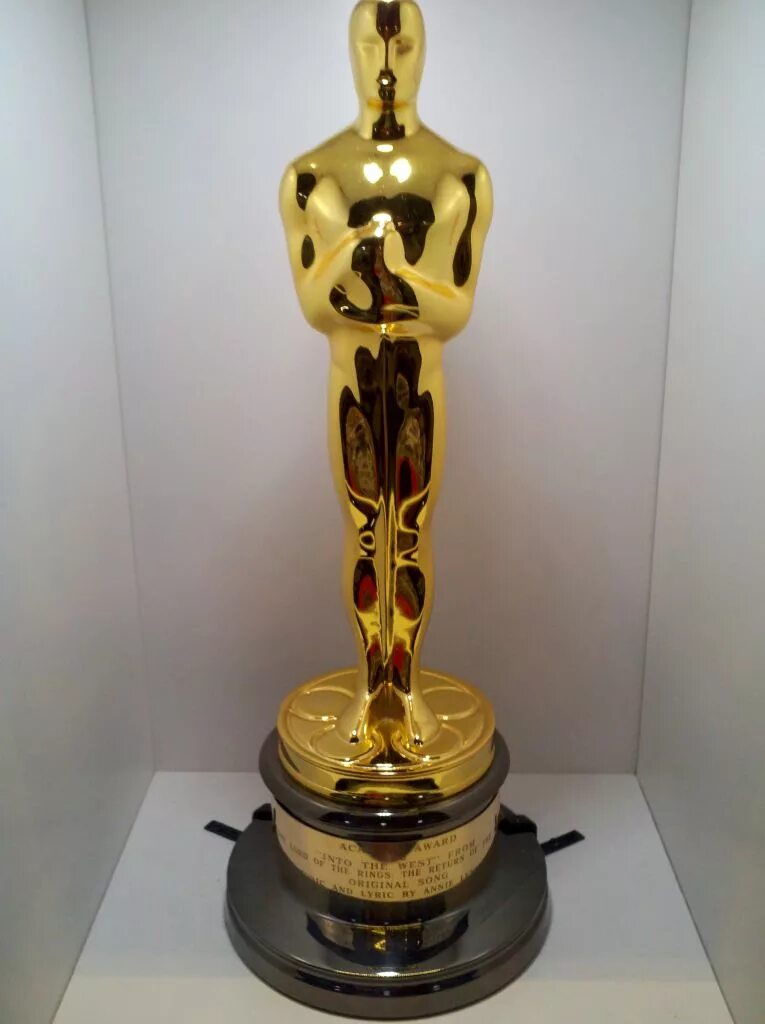 Премия Оскар статуэтка. Оскар статуэтка оригинал. Золотая статуэтка Оскар. Кинонаграды статуэтки.