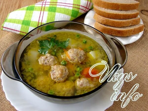 суп с фрикадельками и зеленым горошком