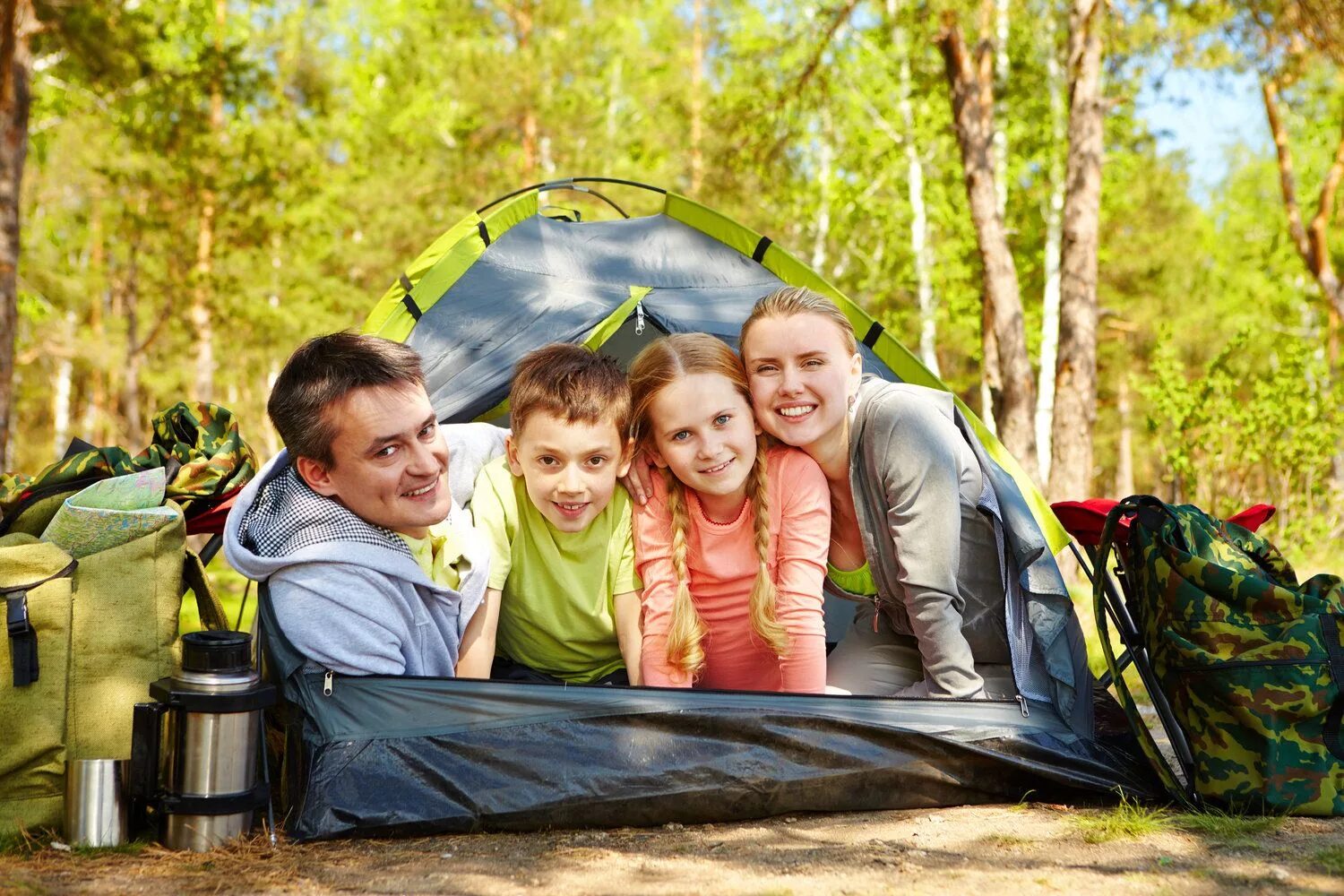 Stay in a camp. Поход с семьей с палатками. Семья на природе. Поход семьей на природу. Туристический поход с детьми.