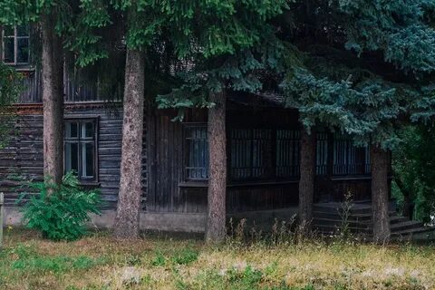 В брошенном богом поселенье старом