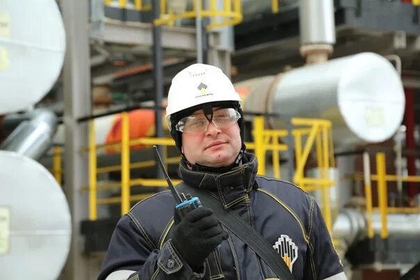 Водитель нпз. Оператор нпз. Сызранский нефтеперерабатывающий завод роснефть. Комсомольский нпз генеральный директор. Нефтяная компания роснефть.