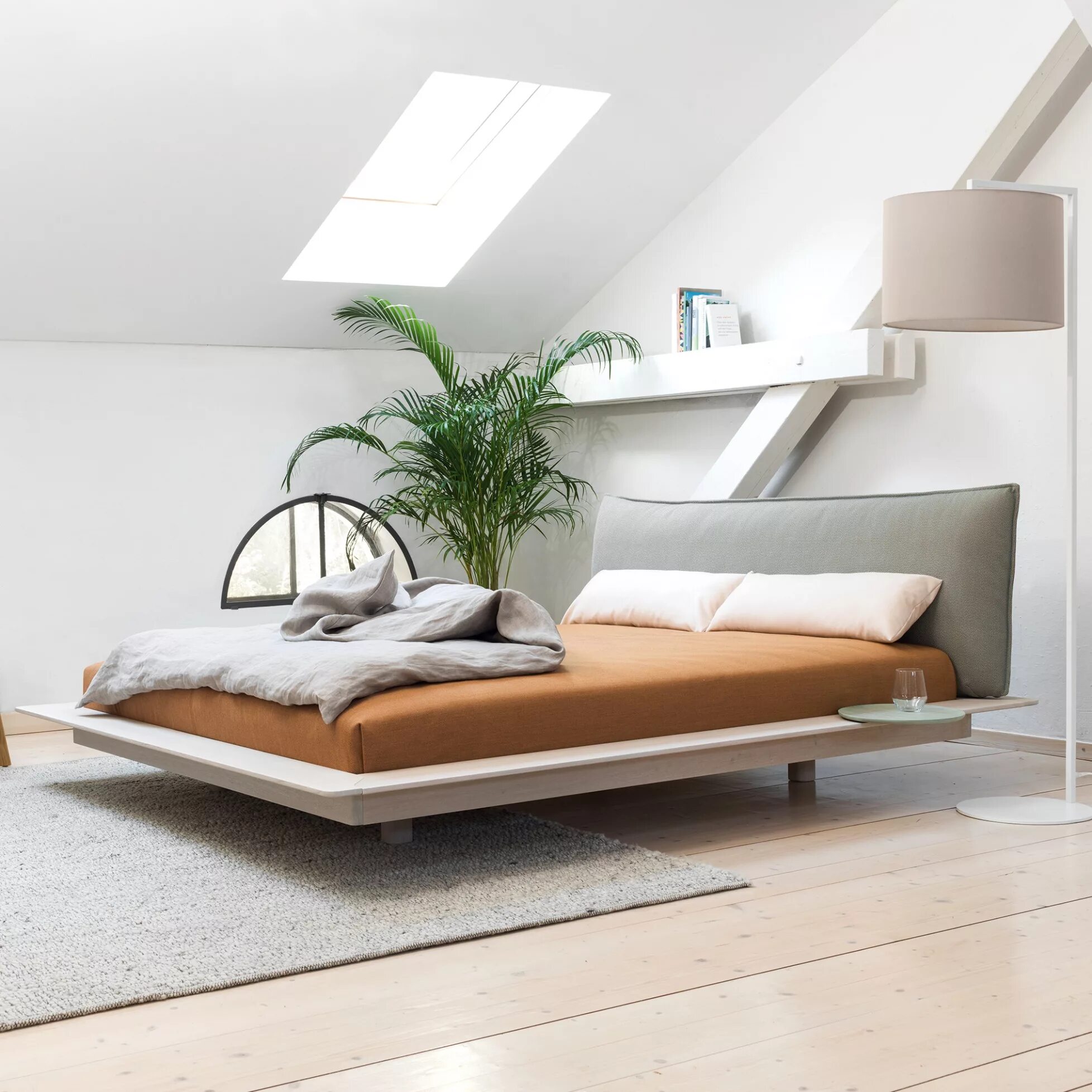 Bed stand. Кровать с подушками в изголовье. Датские дизайнерская кровать в интерьере. Современная кровать близко. Дизайн спальни в современном стиле фото.