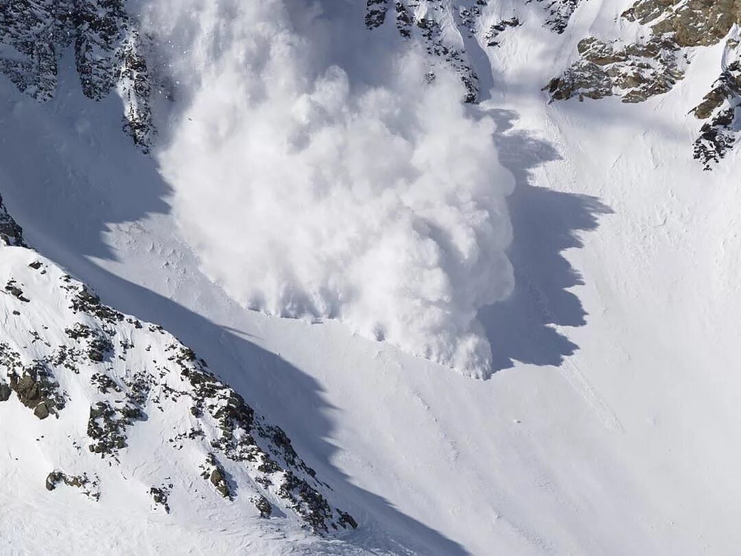 Снежные лавины районы. Avalanche. Сход лавины в горах. Сход снежной лавины горы. Лавина Алматы.