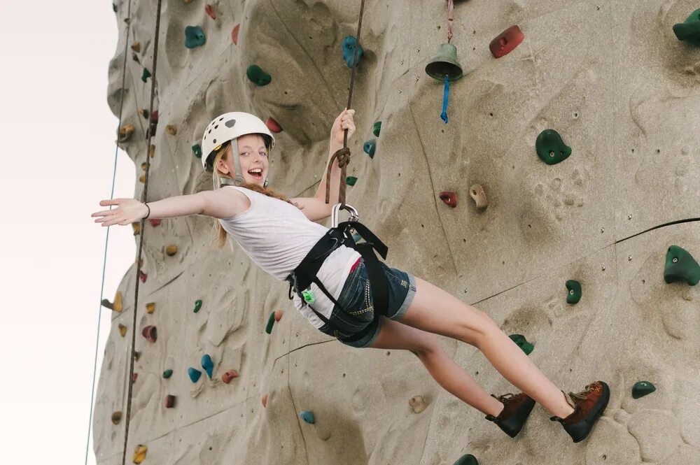 Лазание по стенам как называется. Rock climbing скалодром. скалолазание спорт для детей. скалодром подростки. лазить по стенам.