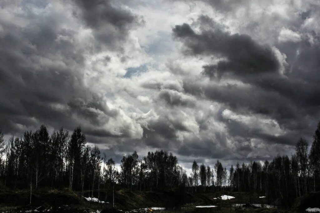 Пасмурное небо. Море перед штормом. Пасмурное небо. Темные тучи. Красивое пасмурное небо.
