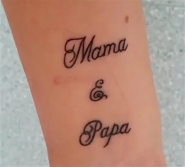 Тату мама и папа. Тату надпись мама. Тату мама надпись на руке. Тату на руке для девушек "папа и мама".