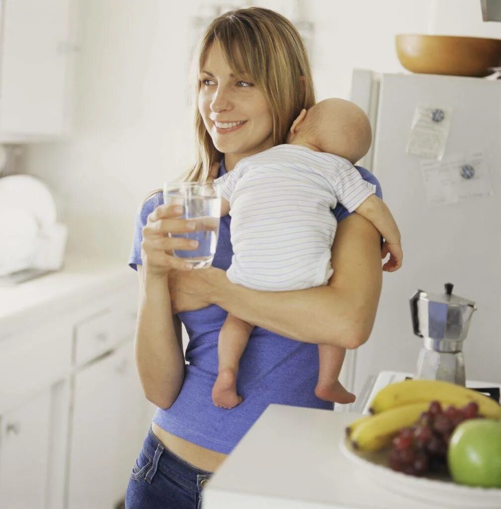 Питание матери. Кормление ребенка. Мама пьет воду. Мама с ребенком на кухне. Можно пить соки кормящим мамам