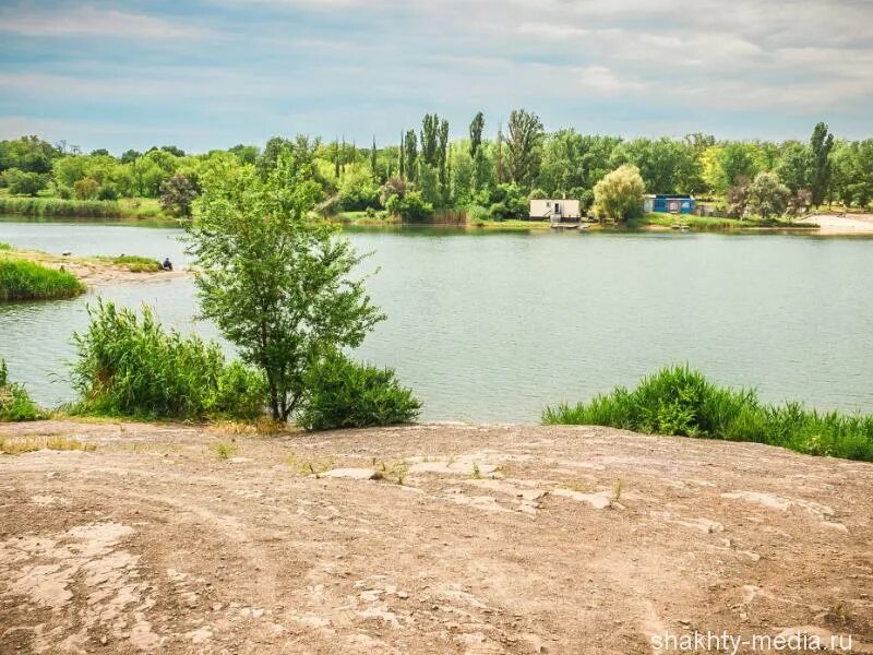 Осушение водоема в саду. Пруд 20 лет ркка. Аллеях пруда великого. Пруд 20 на 20. Красивый пруд.
